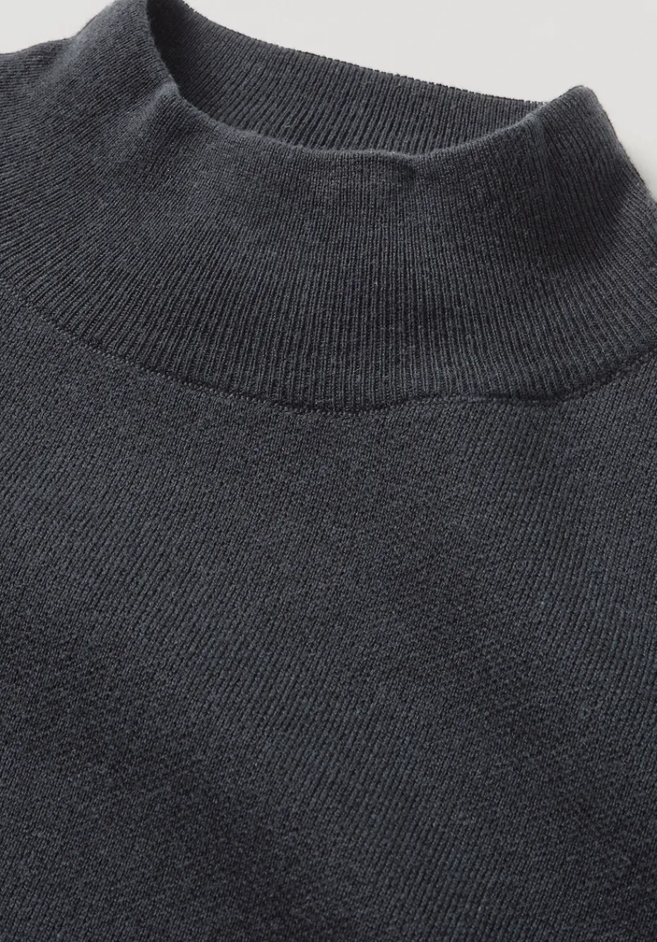 hessnatur Strick Kleid Relaxed aus TENCEL™ Lyocell mit Bio-Baumwolle von schwarz Hot