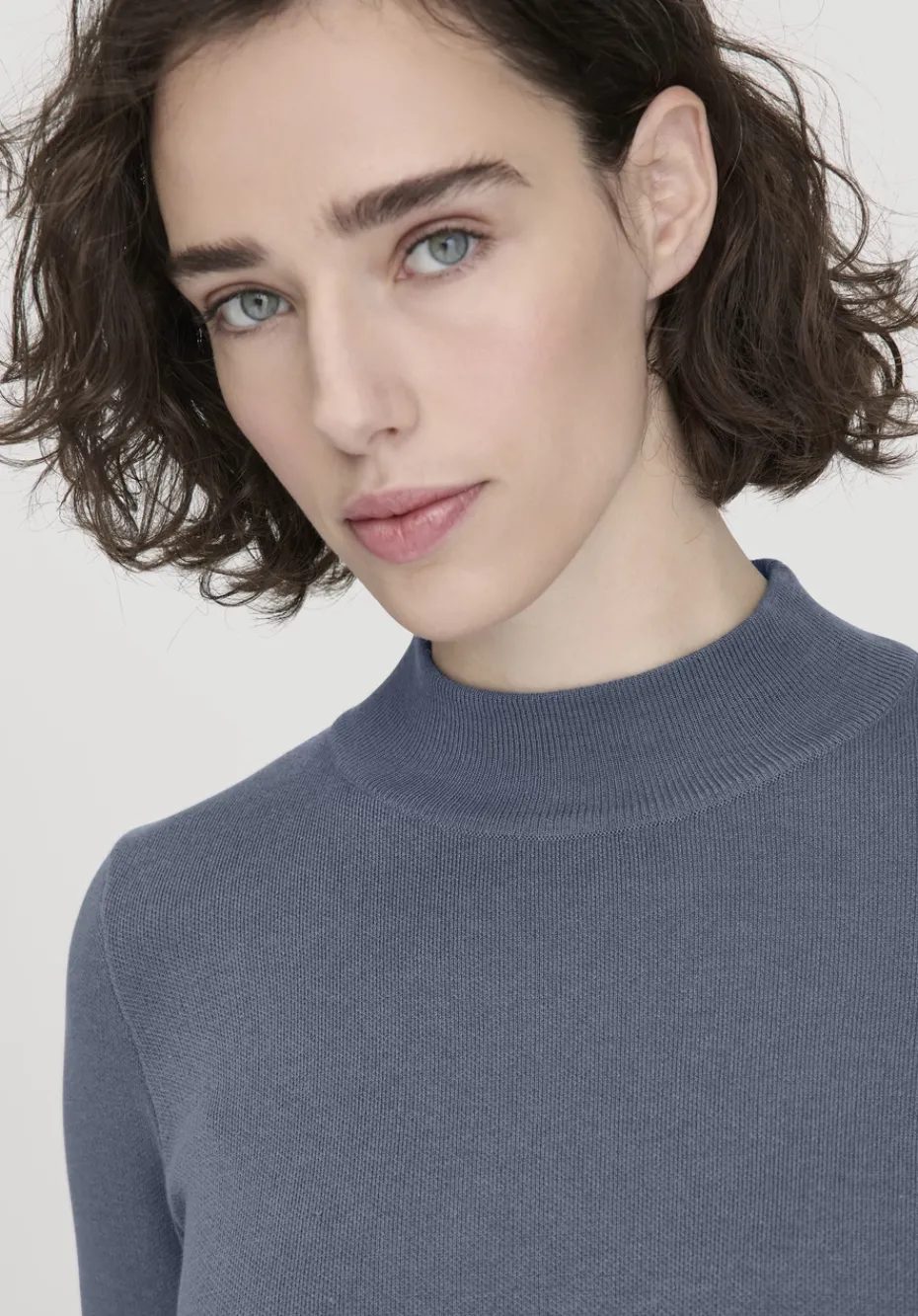 hessnatur Strick Kleid Relaxed aus TENCEL™ Lyocell mit Bio-Baumwolle von schieferblau Online