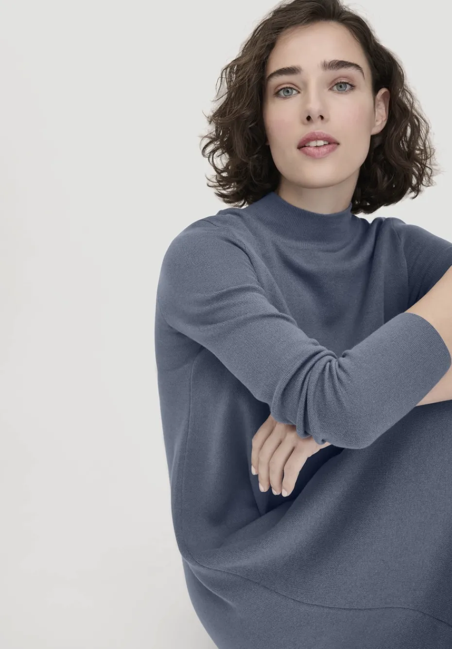 hessnatur Strick Kleid Relaxed aus TENCEL™ Lyocell mit Bio-Baumwolle von schieferblau Online