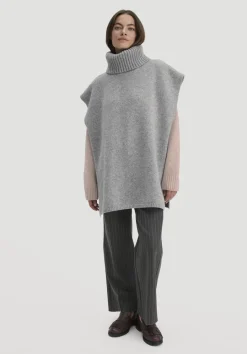 hessnatur Strick Poncho Pullover Oversize BETTER RECYCLING aus reiner Bio-Merinowolle von hellgrau Hot