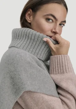 hessnatur Strick Poncho Pullover Oversize BETTER RECYCLING aus reiner Bio-Merinowolle von hellgrau Hot