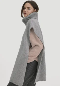 hessnatur Strick Poncho Pullover Oversize BETTER RECYCLING aus reiner Bio-Merinowolle von hellgrau Hot