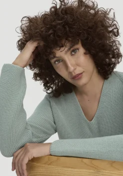 hessnatur Strick Pullover Regular aus reiner Bio-Baumwolle von mattgrün Hot