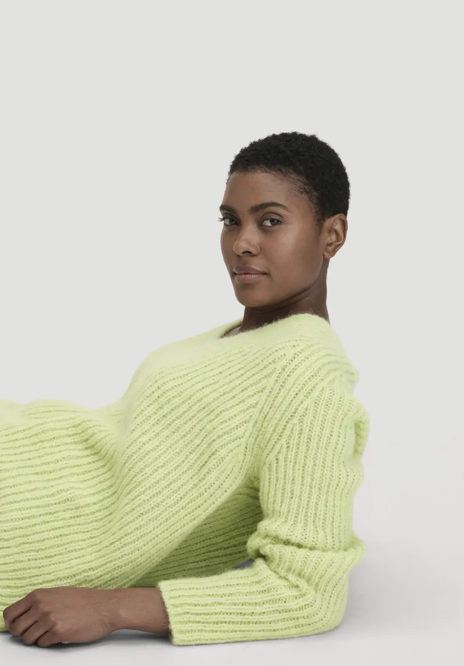 hessnatur Strick Pullover Relaxed aus Alpaka mit Bio-Baumwolle von maigrün Hot