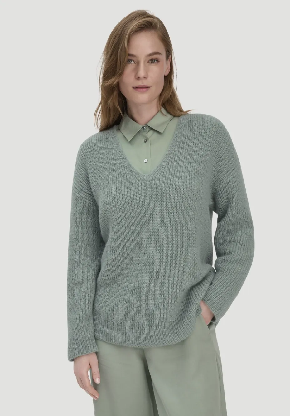 hessnatur Strick Pullover Relaxed aus reinem Alpaka von mattgrün