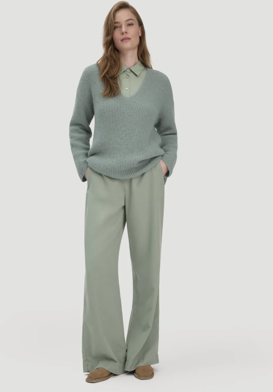hessnatur Strick Pullover Relaxed aus reinem Alpaka von mattgrün