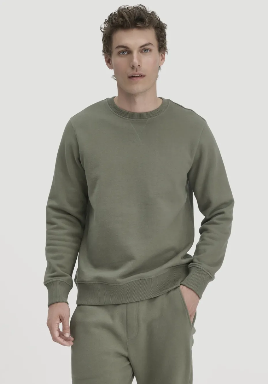hessnatur Sweatshirt Regular aus reiner Bio-Baumwolle von oliv Outlet
