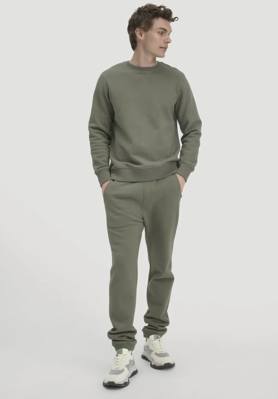 hessnatur Sweatshirt Regular aus reiner Bio-Baumwolle von oliv Outlet