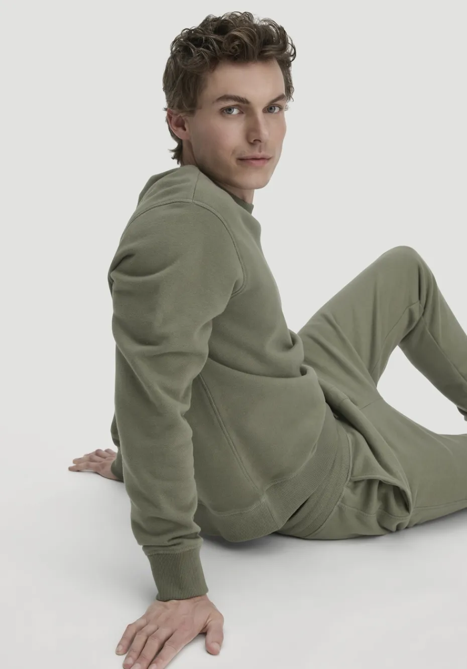 hessnatur Sweatshirt Regular aus reiner Bio-Baumwolle von oliv Outlet