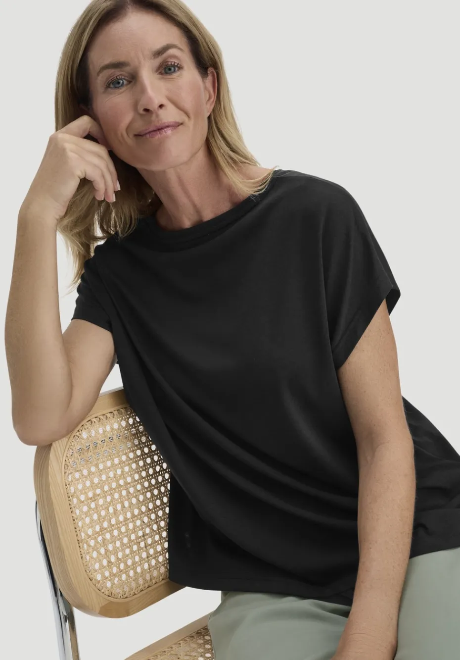 hessnatur T-Shirt Oversize aus TENCEL™ Lyocell mit Bio-Baumwolle von schwarz Sale