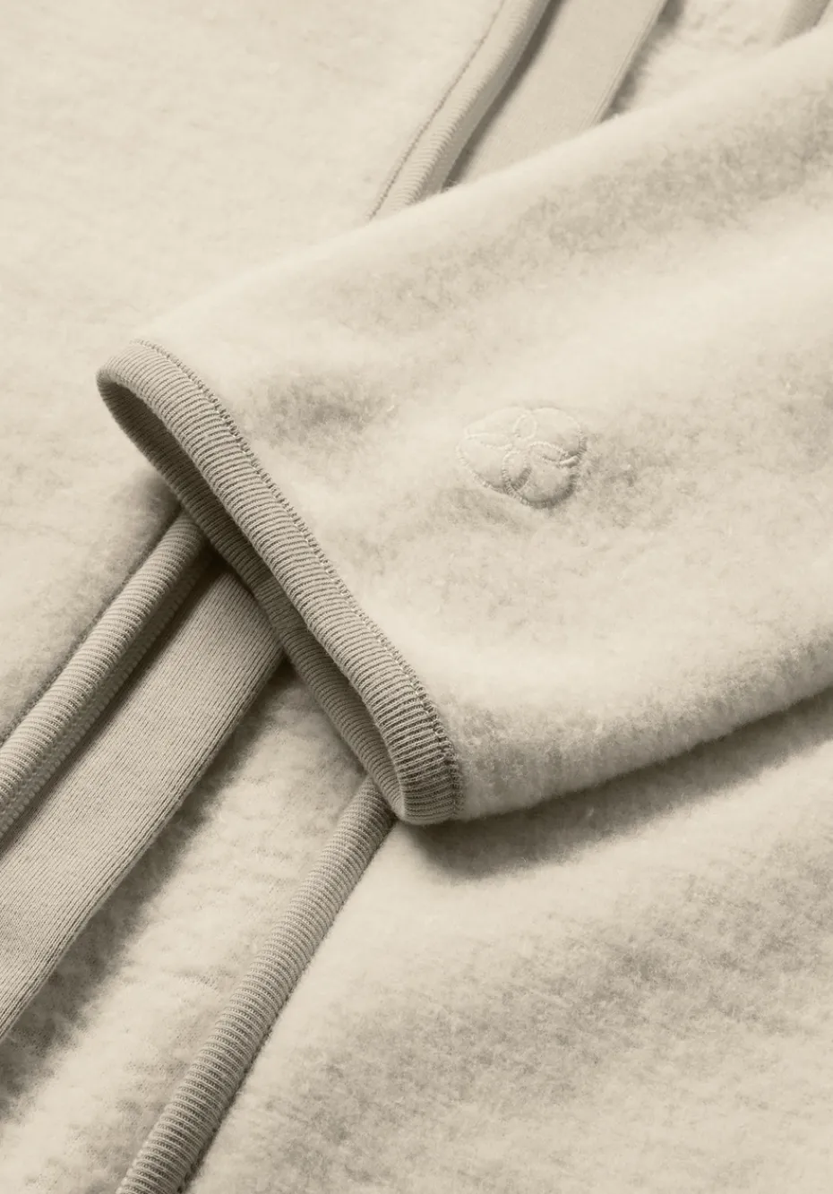 hessnatur Wollfleece Kapuzen-Jacke Regular aus Bio-Merinowolle und Bio-Baumwolle von cocos Sale